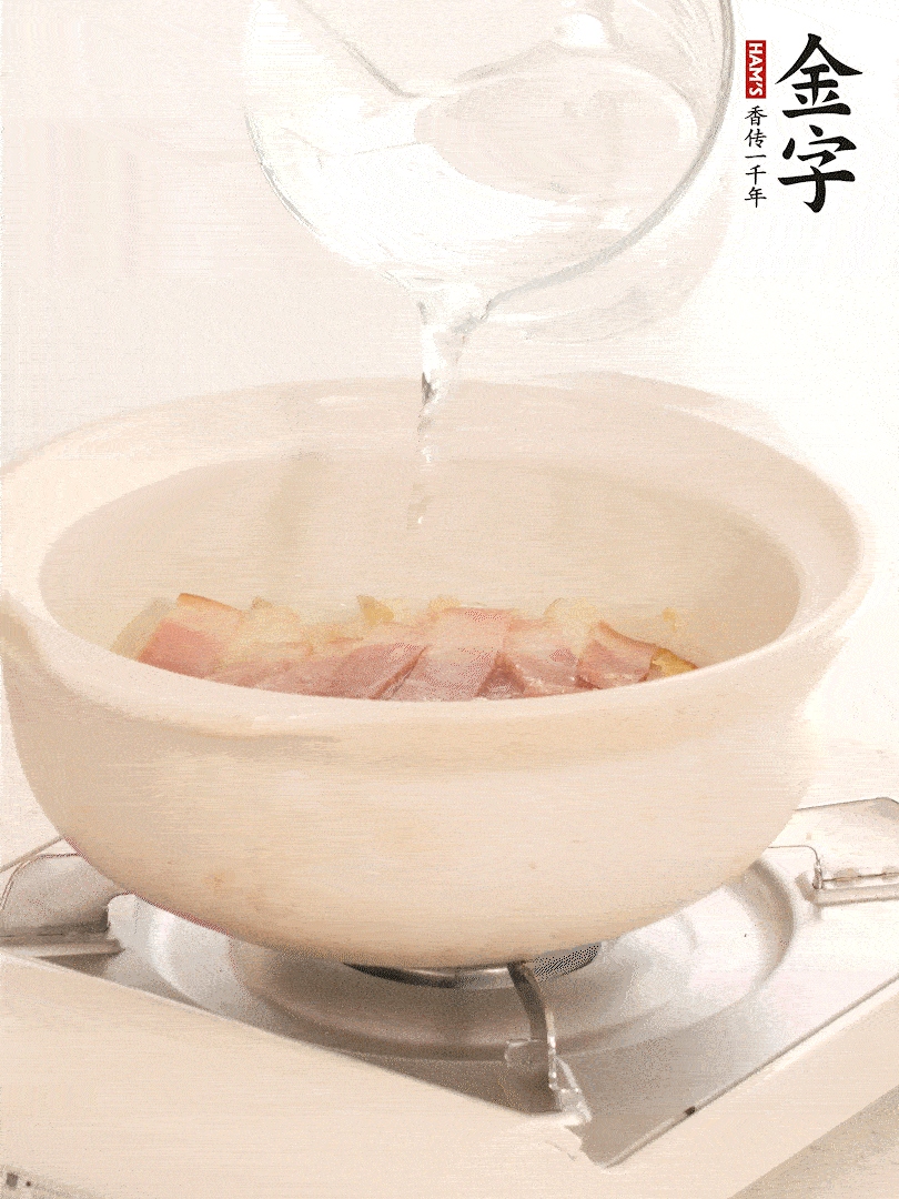 放入火腿片，加開水，再加入豆腐