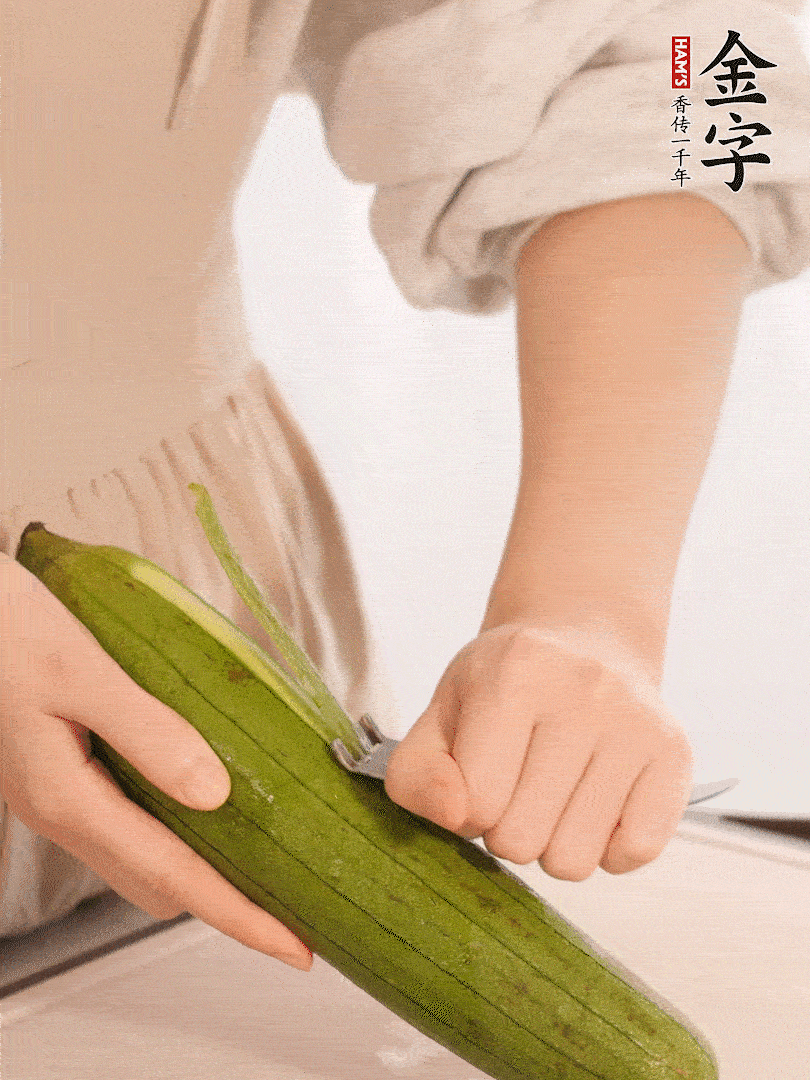 絲瓜去皮切滾刀塊用鹽殺一下水分洗凈。