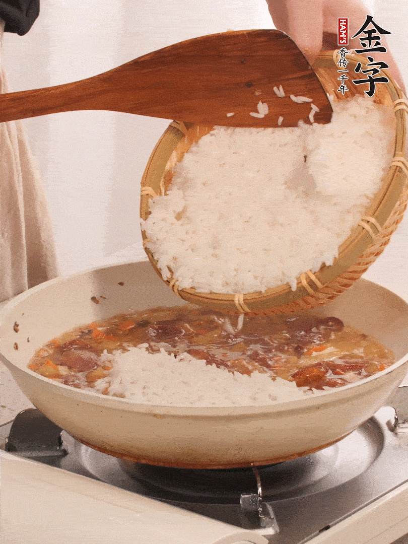 熱鍋燒油，香腸煸出油，加姜片去腥，加土豆、胡蘿卜、香菇翻炒到半熟，隨后加豆角、2小勺鹽、1大勺生抽，煸炒均勻。