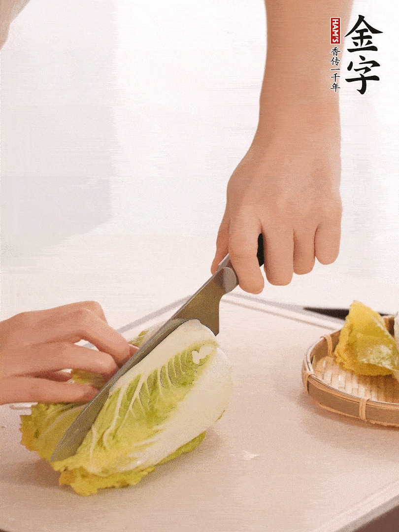 生姜切末，白菜改刀成成塊。