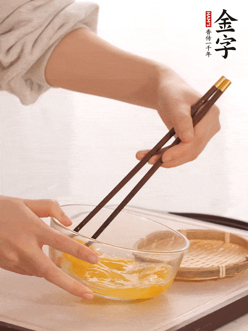 兩顆雞蛋打散。