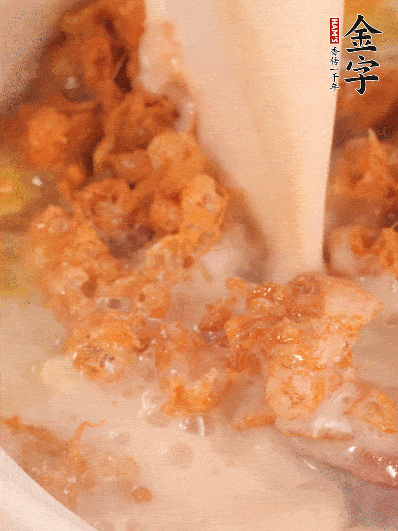 加入蛋酥再煨煮2分鐘，加入豆?jié){。