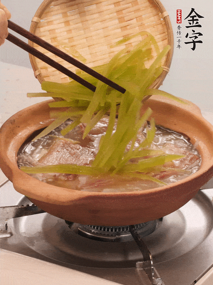 倒入熱水煮開后，轉(zhuǎn)小火燉煮10分鐘，呈奶白色湯底。