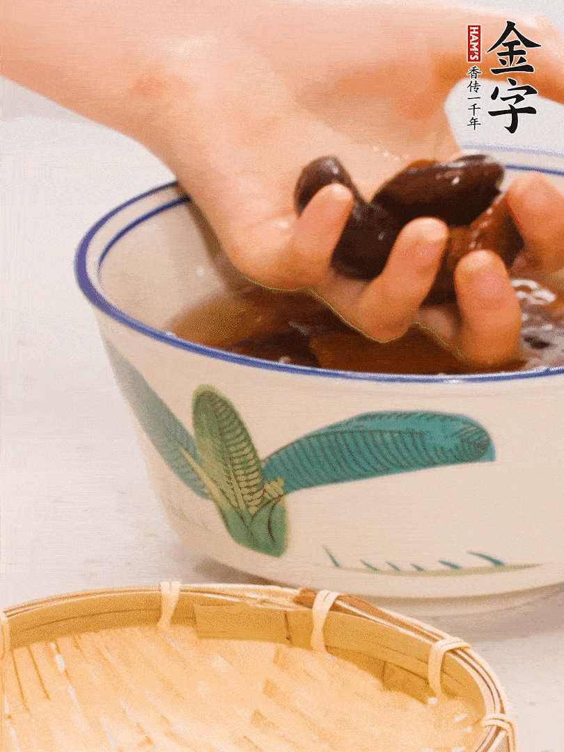 干香菇提前泡發(fā)切片，泡香菇水留著備用。