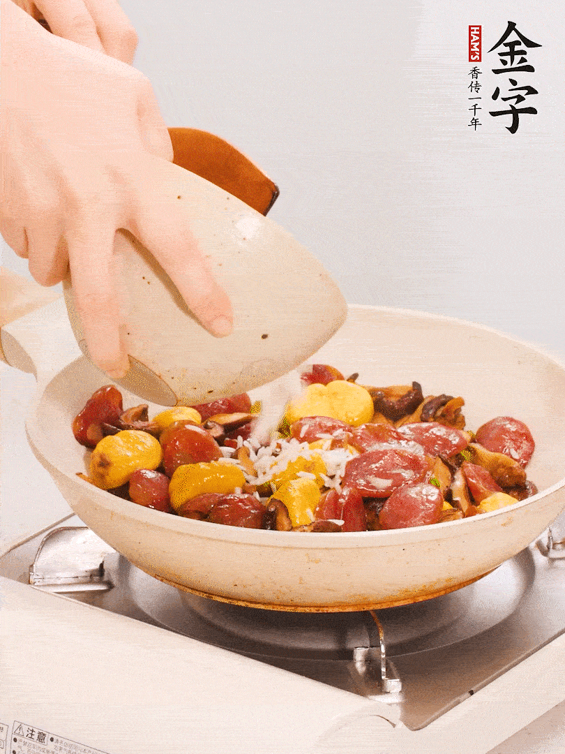 把米淘洗干凈，放入切好的香菇、板栗、毛豆。