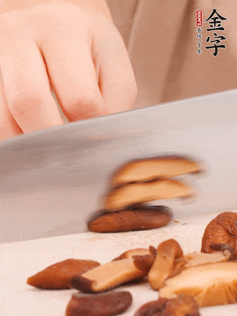 干香菇泡發(fā)，切成小塊。