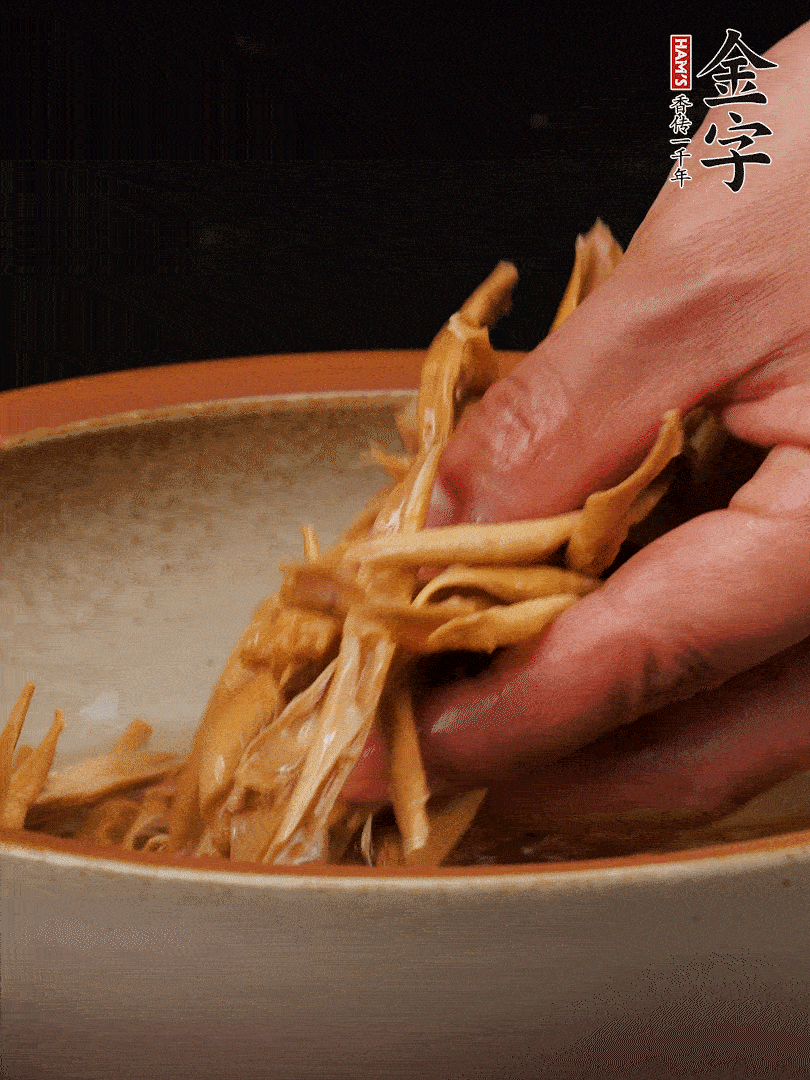 農(nóng)家土筍尖提前泡軟，用刀劃成細絲，這樣會更加入味。