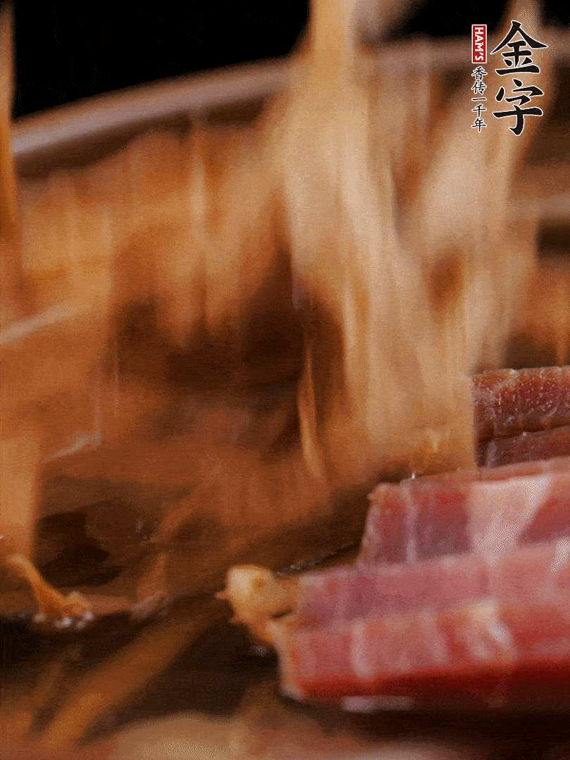 大筒骨、金字火腿、姜片、黃酒一起放入砂鍋，加筍干燉煮40分鐘。（如果家里有高壓鍋，用高壓鍋把高湯壓出來更鮮濃。）