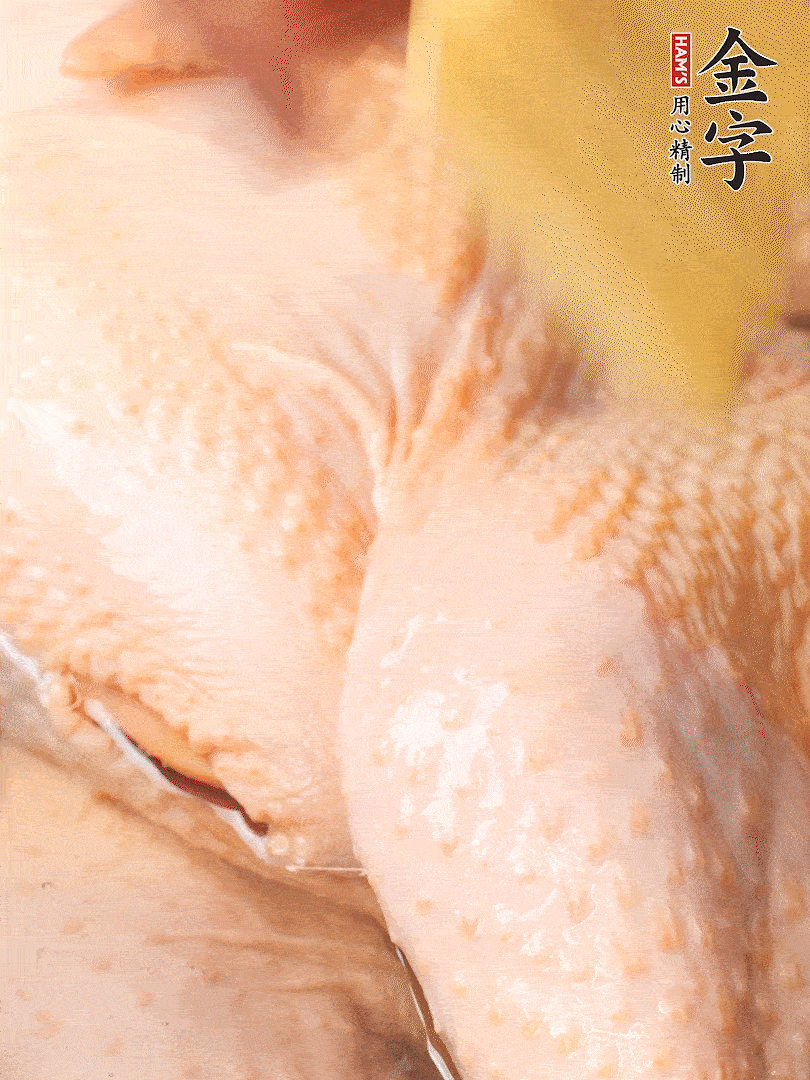 老母雞去頭去尾，斬去雞爪。冷水入鍋，加料酒、蔥姜焯水，煮出浮沫后撈出，用清水洗凈