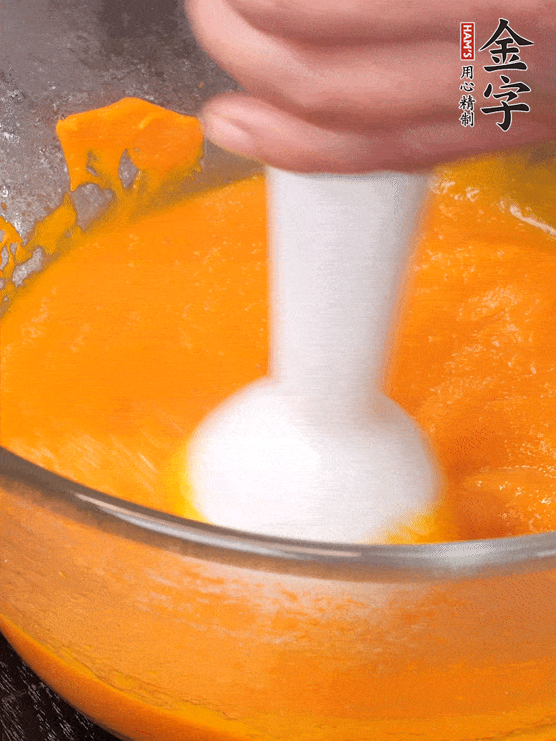 300g南瓜，去皮去瓤切滾刀塊，大火蒸8分鐘，料理機(jī)打成泥，篩網(wǎng)過(guò)篩成泥