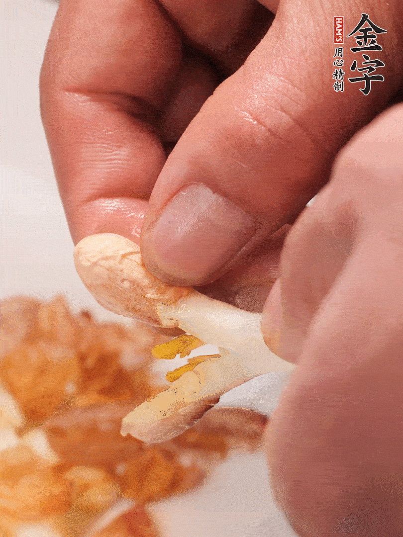 花生芽切段。開水焯水1分鐘，去掉頂部的花生皮