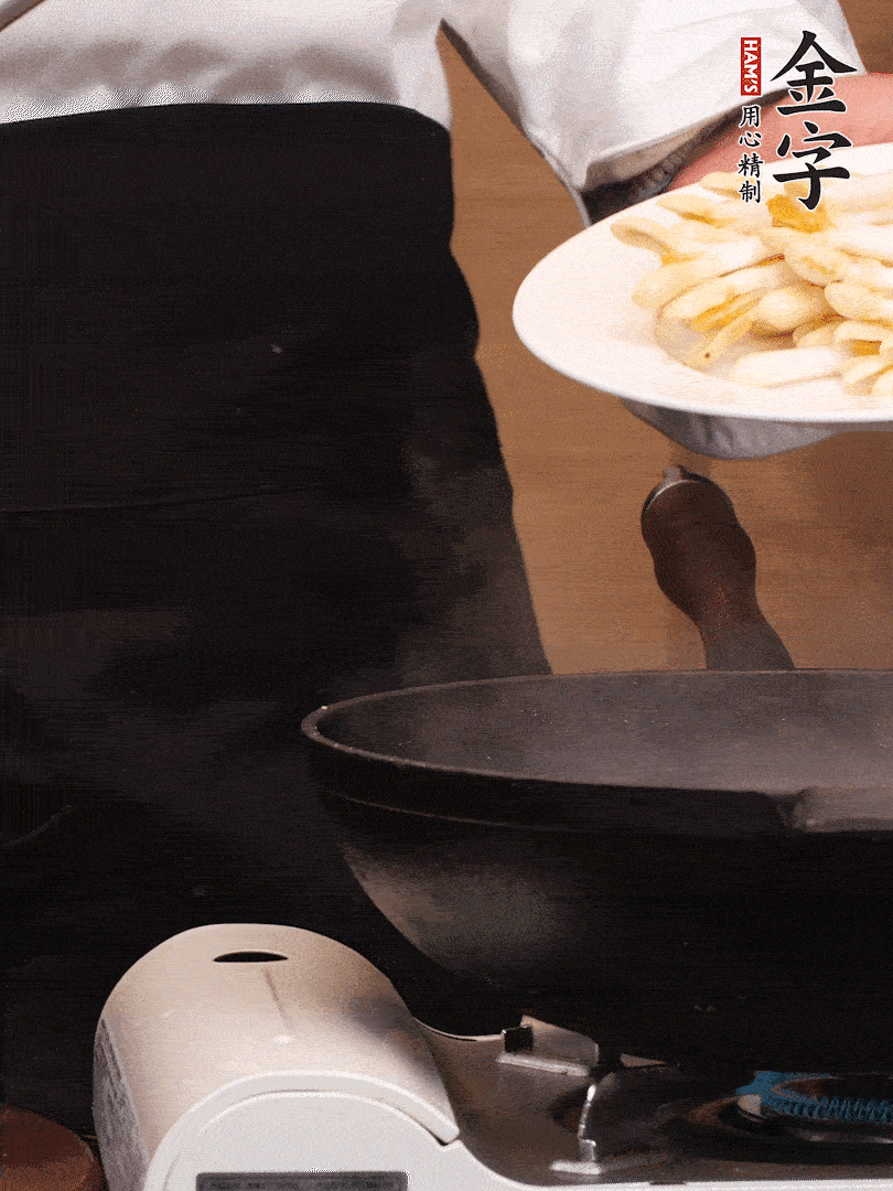 鍋中少許油，下花生芽