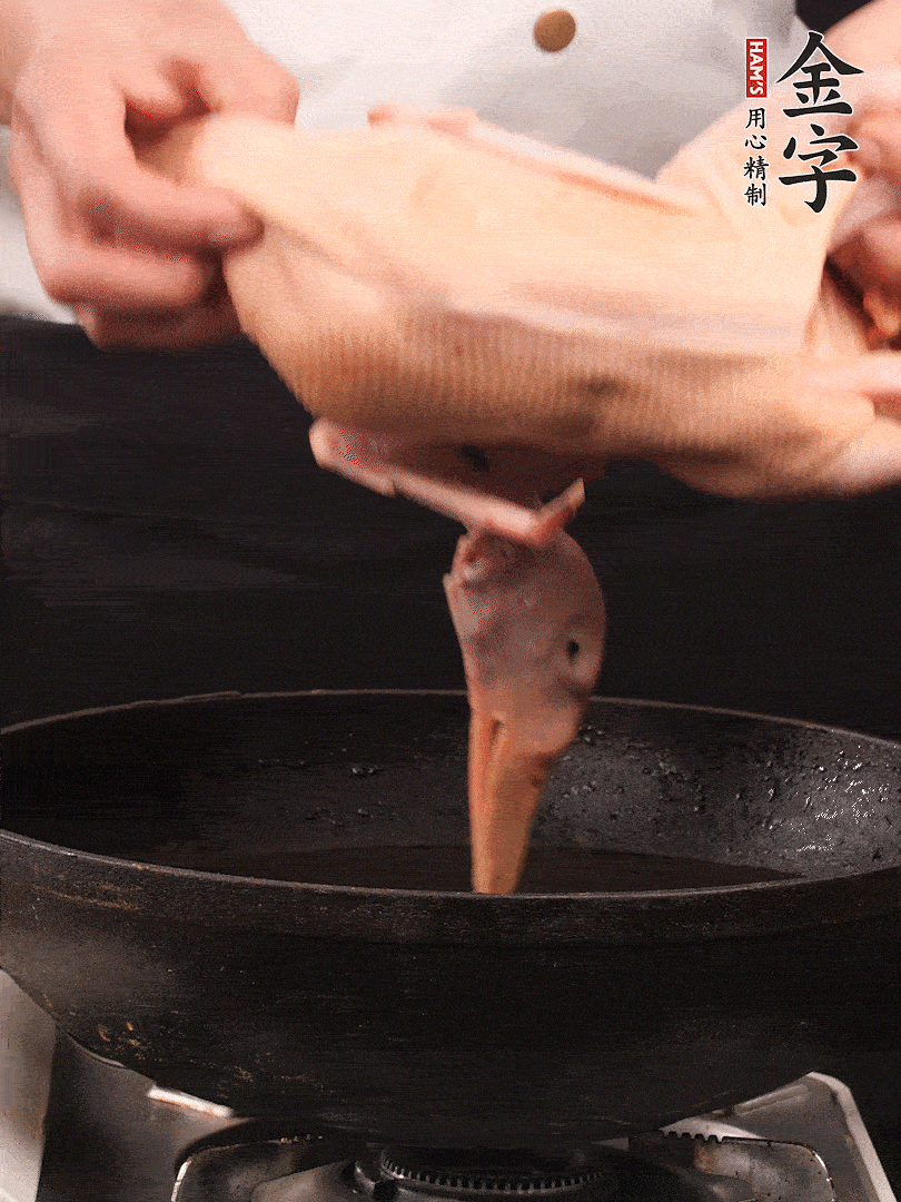 處理干凈的老鴨1只，黃酒小半碗，姜幾片，一起放入冷水，煮沸焯水3分鐘，去除血沫