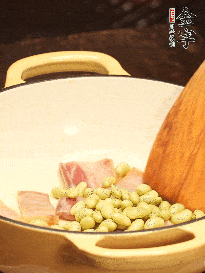 加入青豆、香菇翻炒出香味
