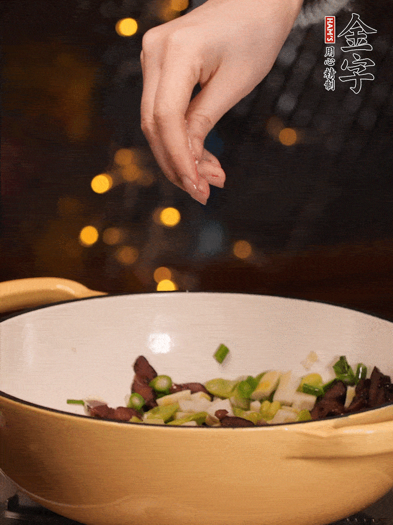 可以加點點水，再加菜苔，加點鹽、味精調(diào)味