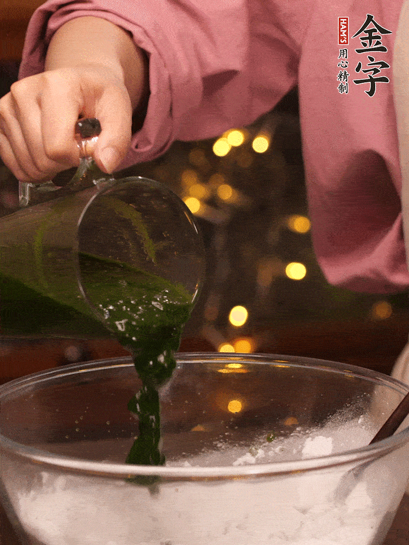 清明粿粉，分次加艾草泥，加點(diǎn)油揉2分鐘