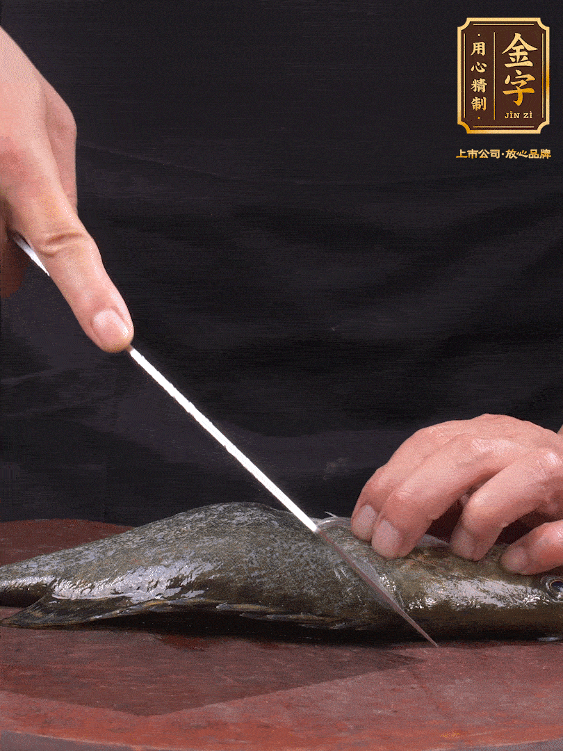 處理桂魚(yú)。收拾好的桂魚(yú)在兩側(cè)開(kāi)花刀