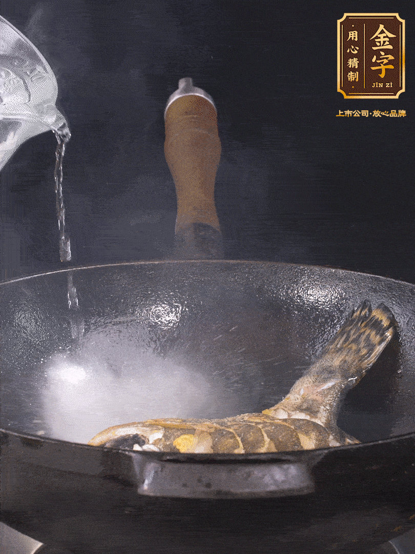 倒入適量食用油，待鍋燒熱后下桂魚(yú)煎大約2-3分鐘至兩面金黃（一定要煎透，這樣做出來(lái)的湯才會(huì)比較奶白色）