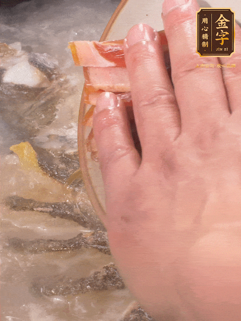 將煎好的魚(yú)，倒入三大碗開(kāi)水。大火煮開(kāi)后放入1個(gè)蔥結(jié)、2片姜片和1勺料酒和火腿片