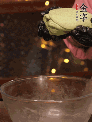 水里放點(diǎn)鹽，燒開后放艾草，一勺小蘇打，撈出浸入涼水，打成艾草泥
