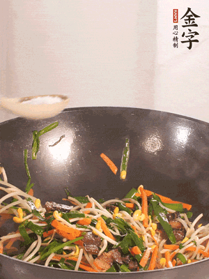 炒合菜：金字醬油肉、綠豆芽、韭菜