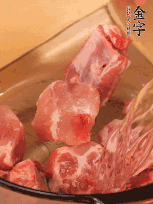 排骨冷水下鍋，加料酒、姜片，煮開綽水