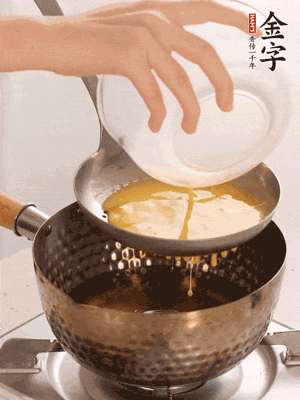 雞蛋過篩子倒入油鍋炸成蛋酥，瀝干油。
