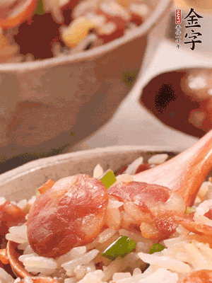 開(kāi)蓋后，沿鍋邊淋2大勺花生油，大火烤出鍋巴。輕輕翻拌一下，撒點(diǎn)蔥花。
