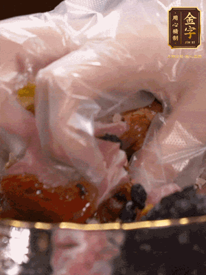 排骨洗凈后（蠔油、生抽、老抽、鹽、糖、淀粉、豆豉、蒜蓉、姜絲）腌制30分鐘