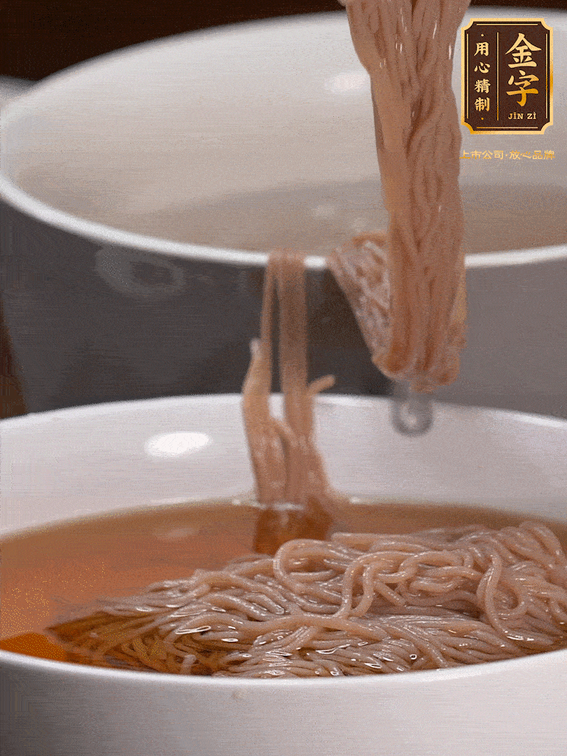 蘋果醋，一點(diǎn)鹽、糖、醬油，兌入涼白開水調(diào)成簡(jiǎn)易冷面湯，放水箱冷藏