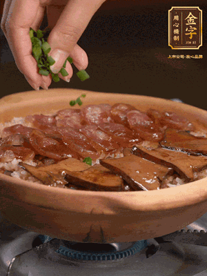最后鋪上牛肝菌，爭分奪秒地倒上醬汁，撒點(diǎn)小蔥花