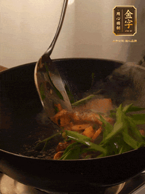黃豆醬、鹽、糖調(diào)味，淋一圈花雕酒，蒜白先下，蒜葉后下