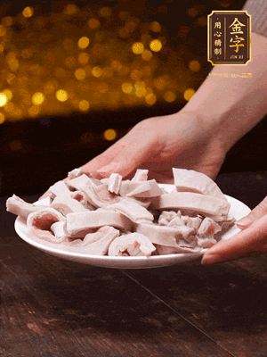 豬肚冷水下鍋，姜蔥料酒去腥，水開(kāi)煮5分鐘，撈出，切小塊。