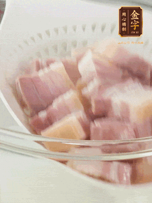 金字淡咸肉、排骨分別加料酒、蔥、姜冷水下鍋焯水，水開撇去浮沫撈出。