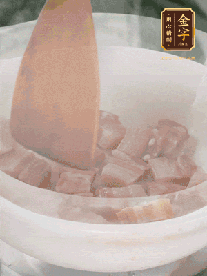 砂鍋內(nèi)咸肉微微煸出香味，再倒入開水。放排骨滾開后轉(zhuǎn)中小火篤30分鐘。（水盡量一次加足，以免中途加水沖淡鮮味。這一步是湯底濃白的關(guān)鍵）
