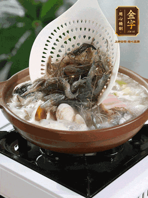 最后加一把蛤蜊、一把河蝦燜2分鐘，放一點白胡椒粉調(diào)味，撒上蔥花點綴！