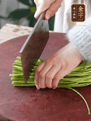 正嫩的藜蒿，掐頭去除根部，切小段