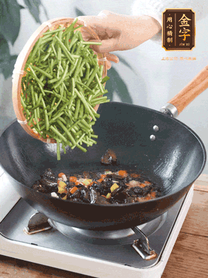 熱油煸香蒜末、姜粒、小米辣，再下臘肉煸炒出香味