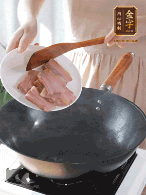 豬油熱鍋，下咸肉煸香，再下蔥姜提鮮