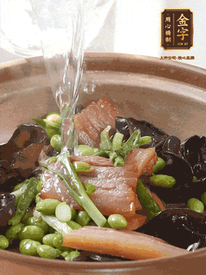 轉(zhuǎn)入砂鍋，加入開水、百葉結(jié)燉煮10分鐘