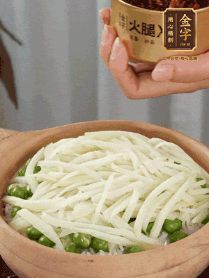到水微干，放上豌豆、茭白絲。
