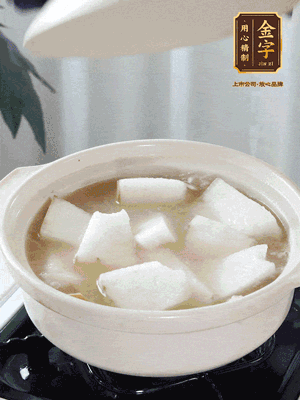 最后下冬瓜繼續(xù)燉煮10分鐘，撒上蔥花點綴。