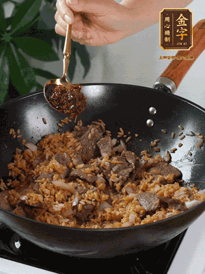下拌好的米飯炒散，加一大勺XO醬