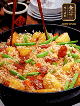 加水，沒(méi)過(guò)大部分食材。把瀝干水分的米飯均勻地鋪在上面，筷子戳幾個(gè)洞