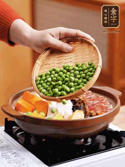 再鋪上臘腸、醬油肉、豌豆，小火煲6分鐘